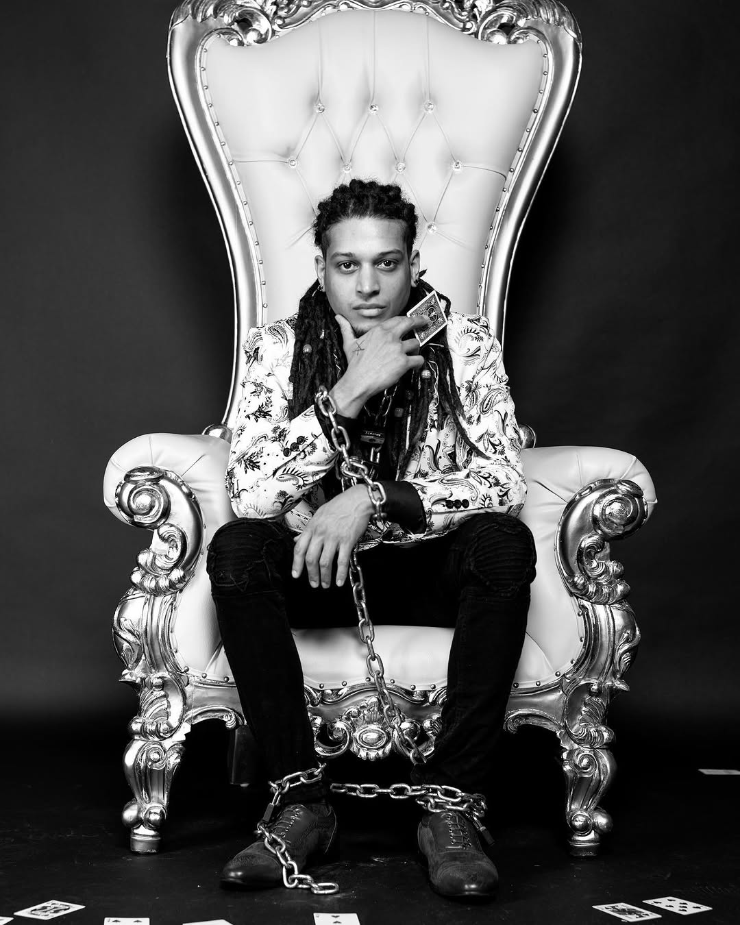 Maison Jay on throne